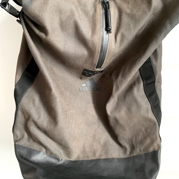 Hi am selling my Adidas bagpack - Picture 4 of 5